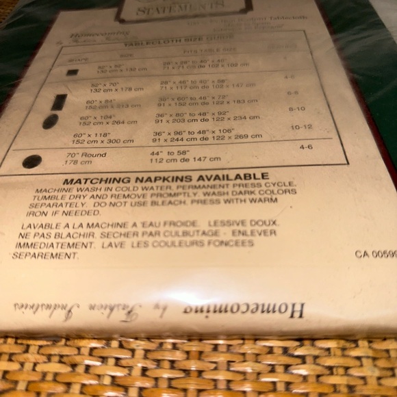 Vintage Holiday Opulence Poinsettia Themed Oval Tablecloth Thanksgiving 60”x85” - Picture 4 of 6